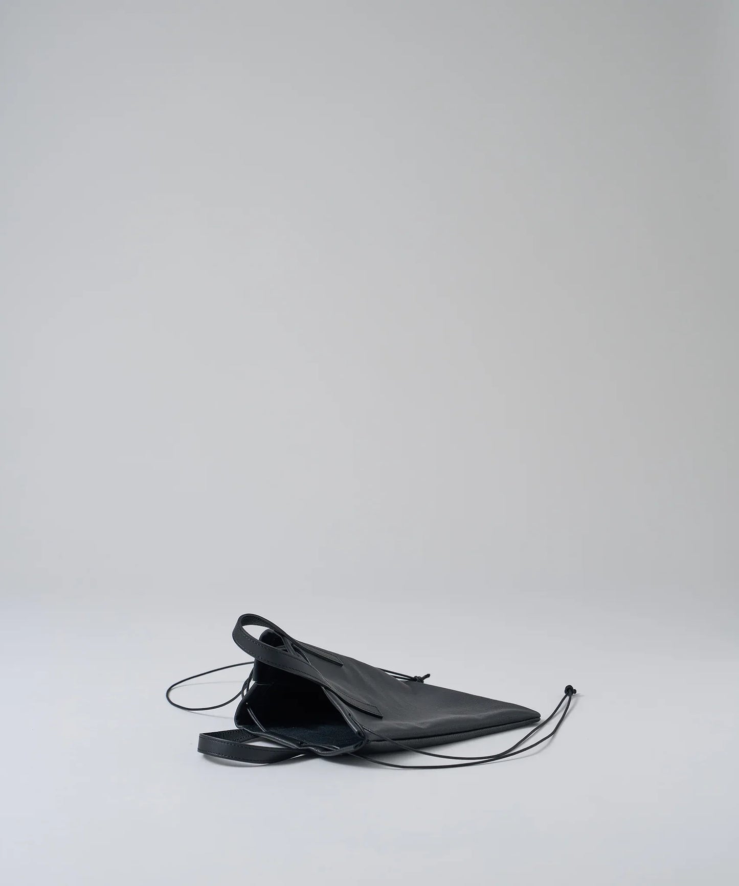 Nes-tote (black) / goatskin "STILL"