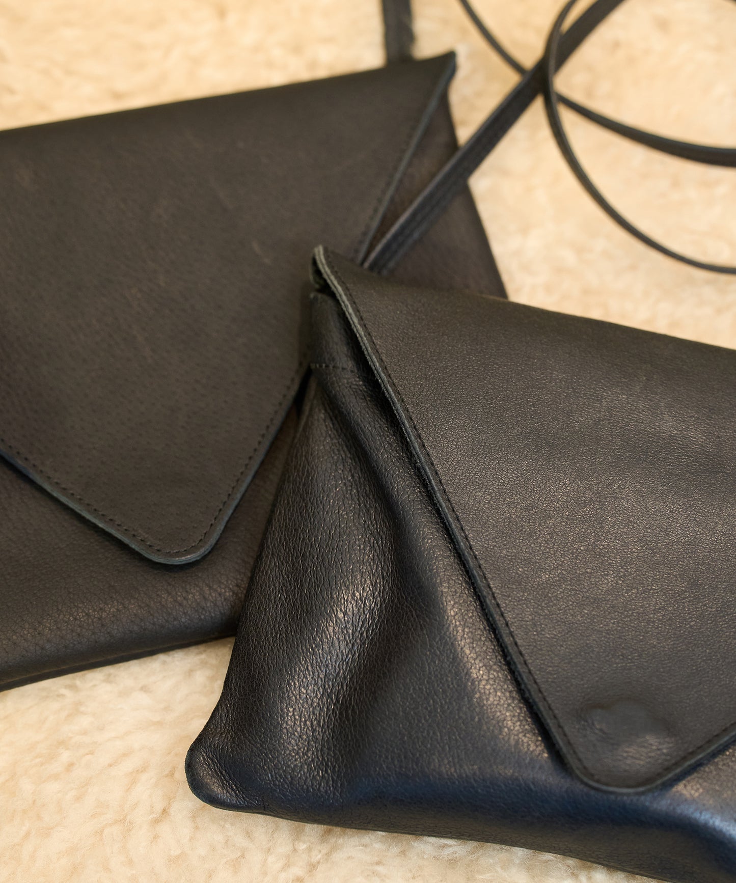 #30 / 三角翻盖(黑色)/ 猪皮“HALLIE”