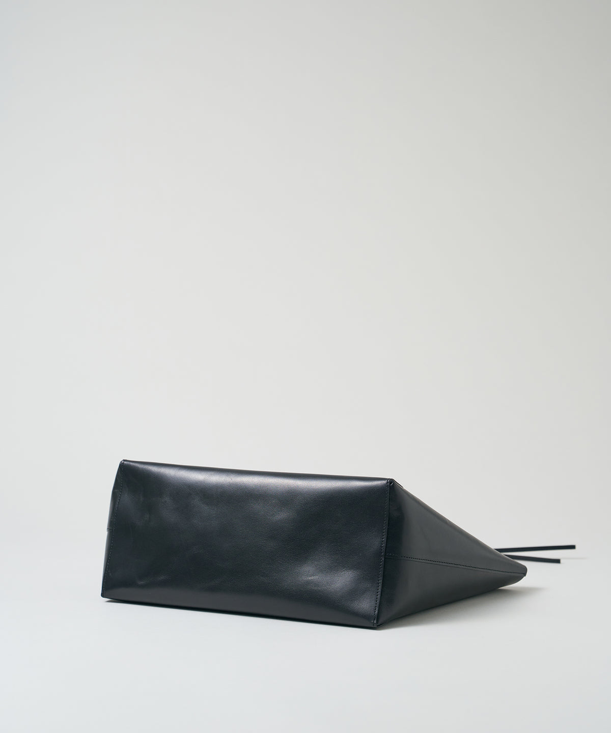 《Limited 5%》Trim Tote - Black / cowhide Aperto