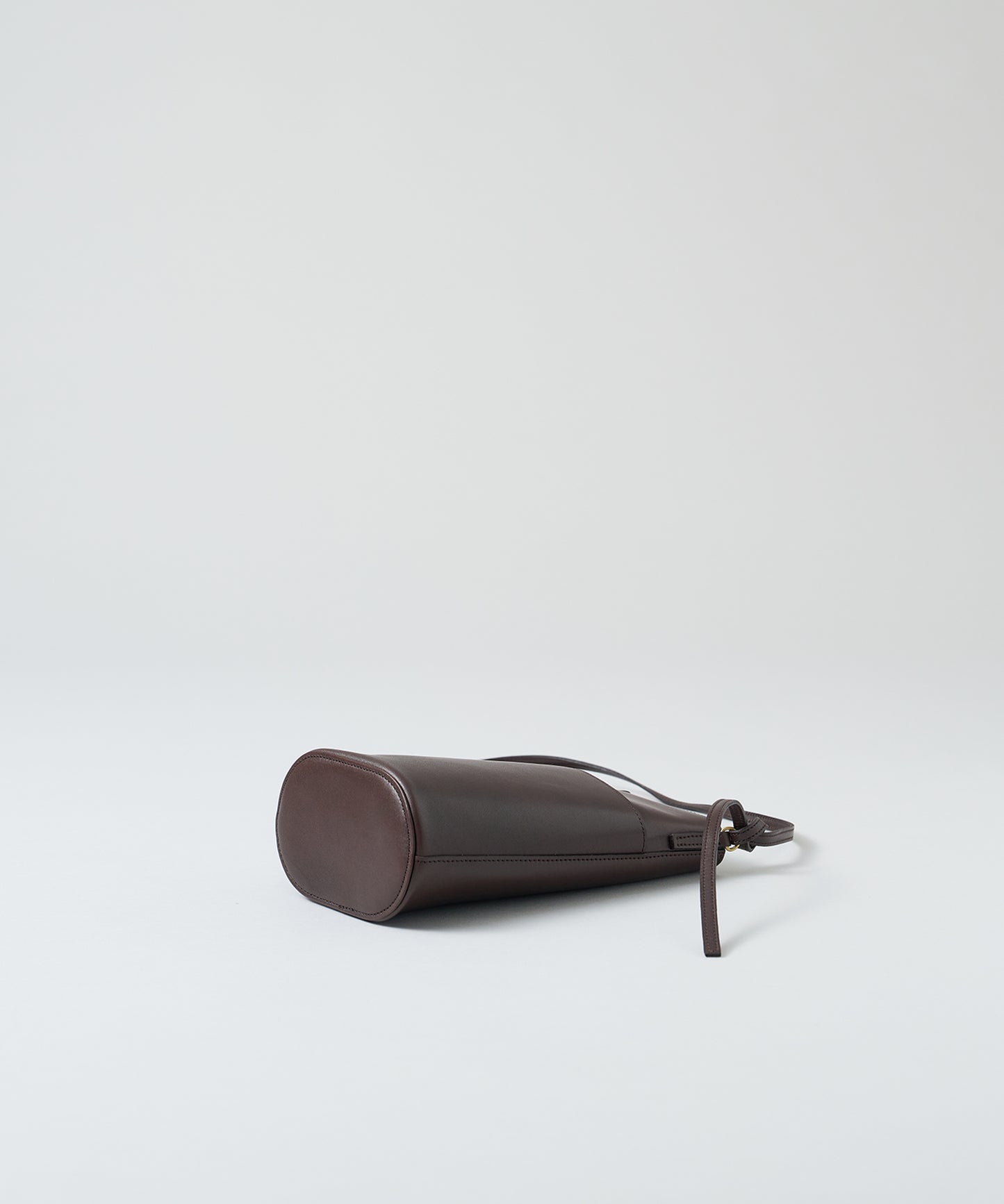 #45/ Sleek path XS(苦棕色)/ 牛皮“APERTO”