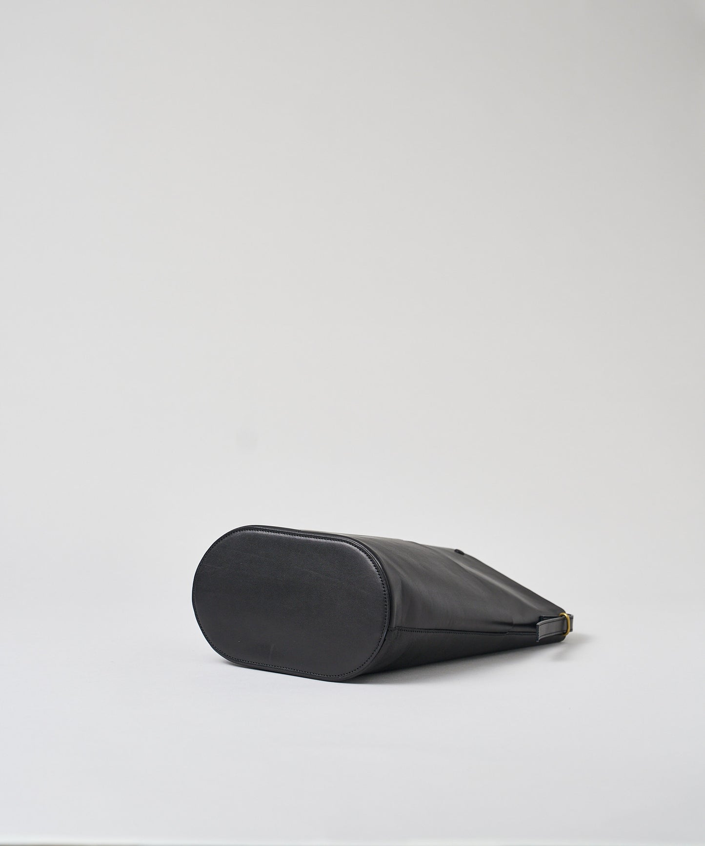 Sleek path - Black / cowhide Aperto