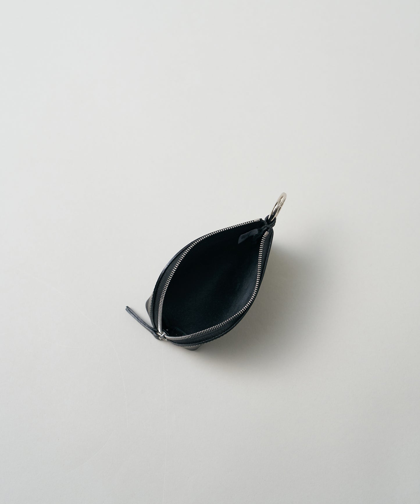 Pebble Pod -Black / cowhide Alabaster