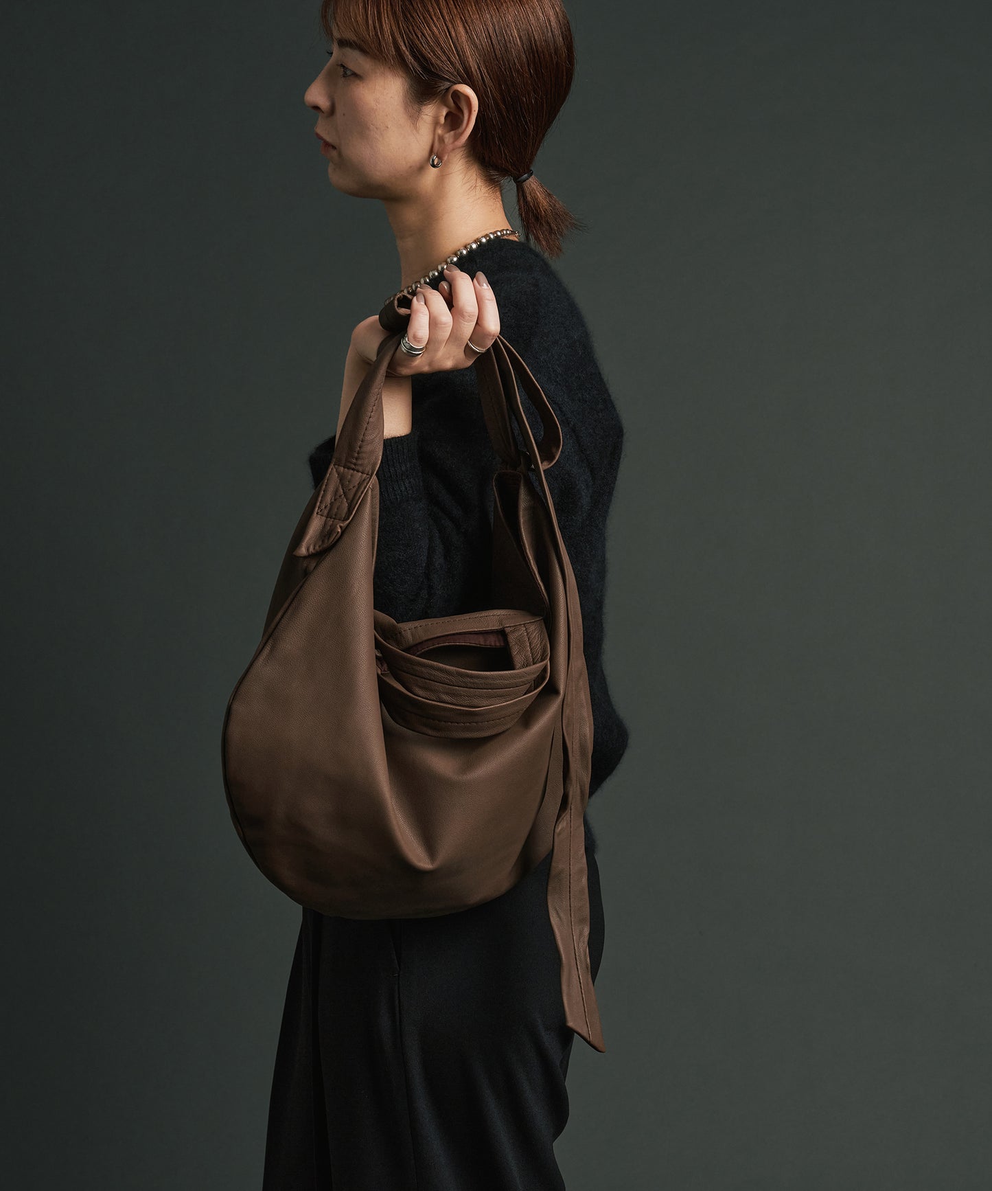 #11/ 圆形单肩包 (深棕色) / 山羊皮 "BARE"