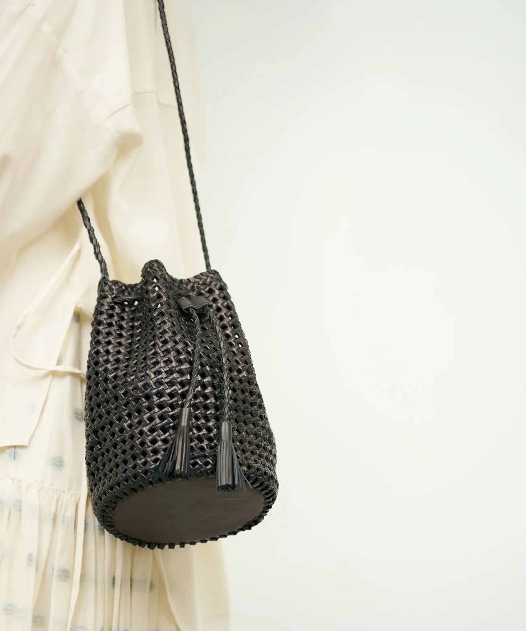 Tassel bottle shoulder (black) / goatskin