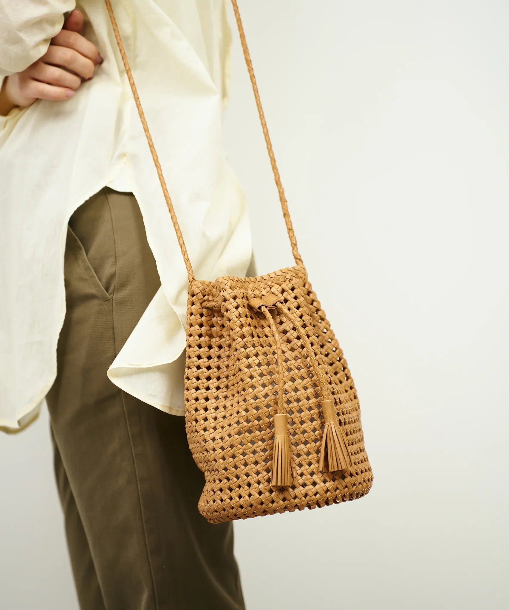 Tassel bottle shoulder (camel) / goatskin