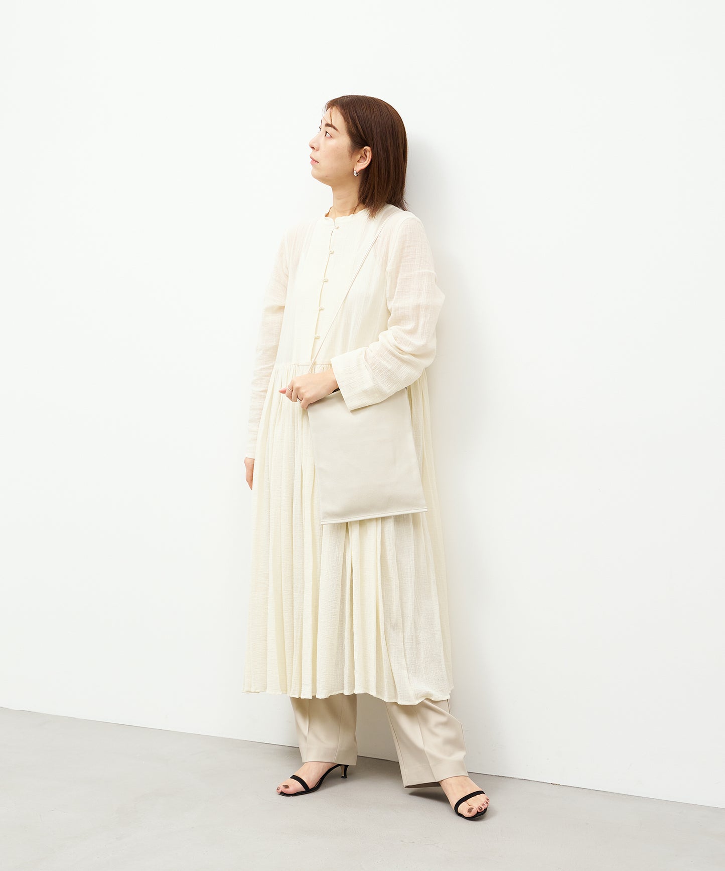 #30/ 扁平单肩包 (燕麦色) / 猪皮“HALLIE”