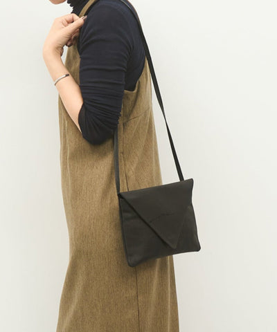 #30 / Triangle flap (black) / Pigskin