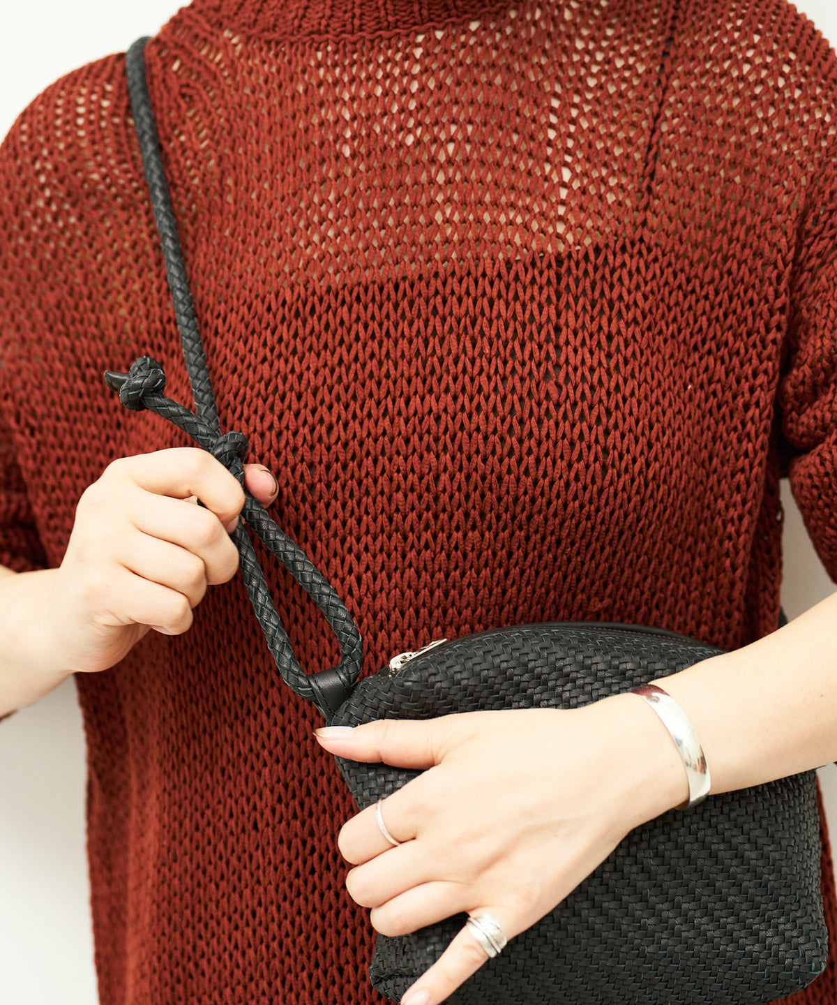 The shoulder strap length can be adjusted by tying it at your preferred position. (black)