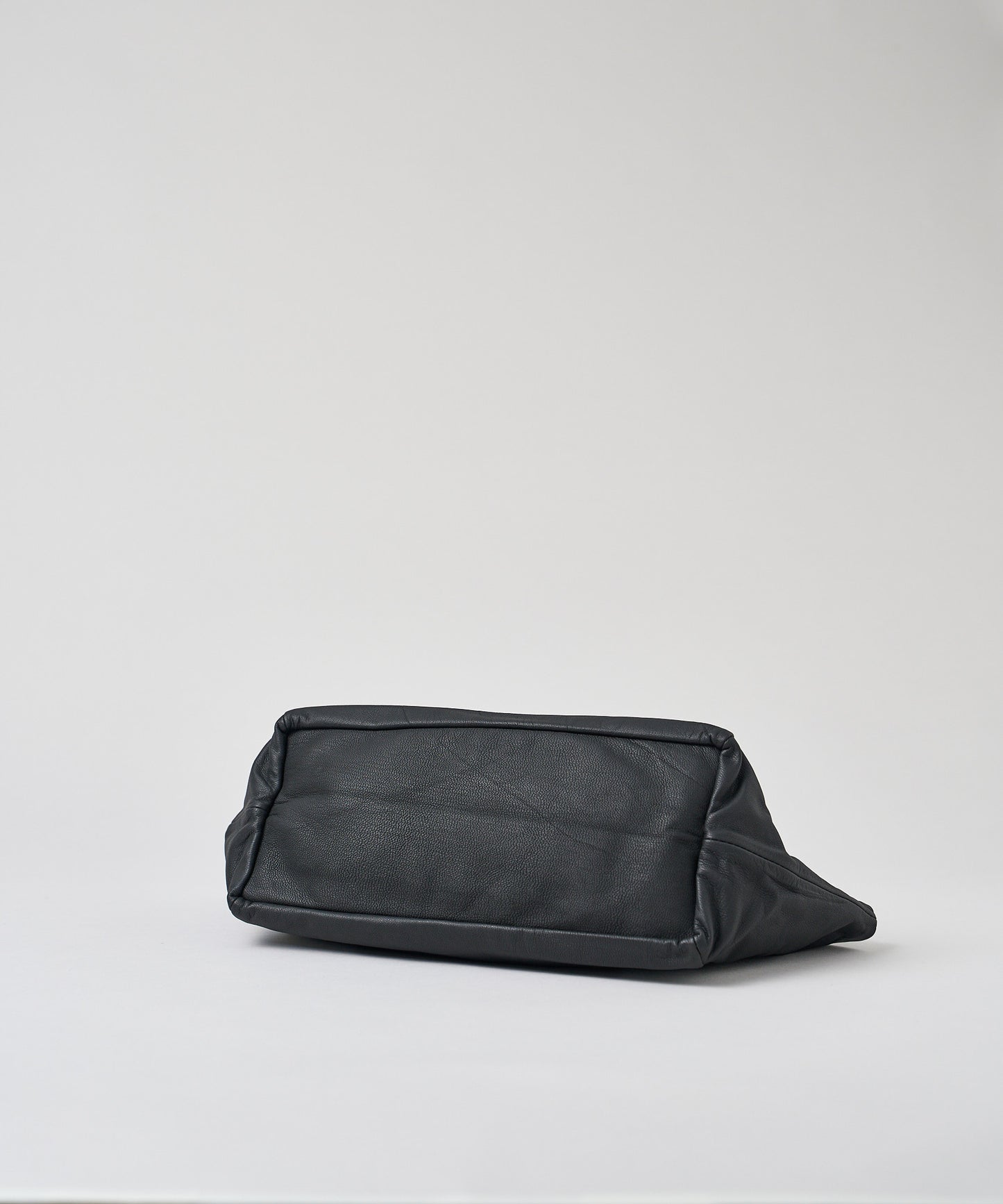 #11/ Dachs 手提包 S（黑色）/ 山羊皮“BARE”