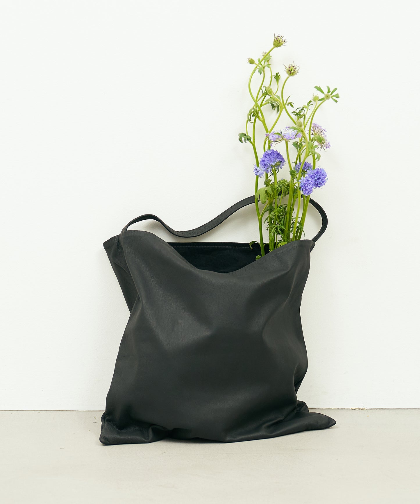 Basic square L - Black / goatskin Bare