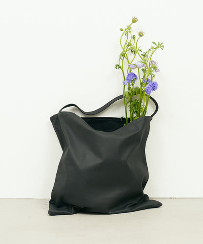 Basic square L - Black / goatskin Bare