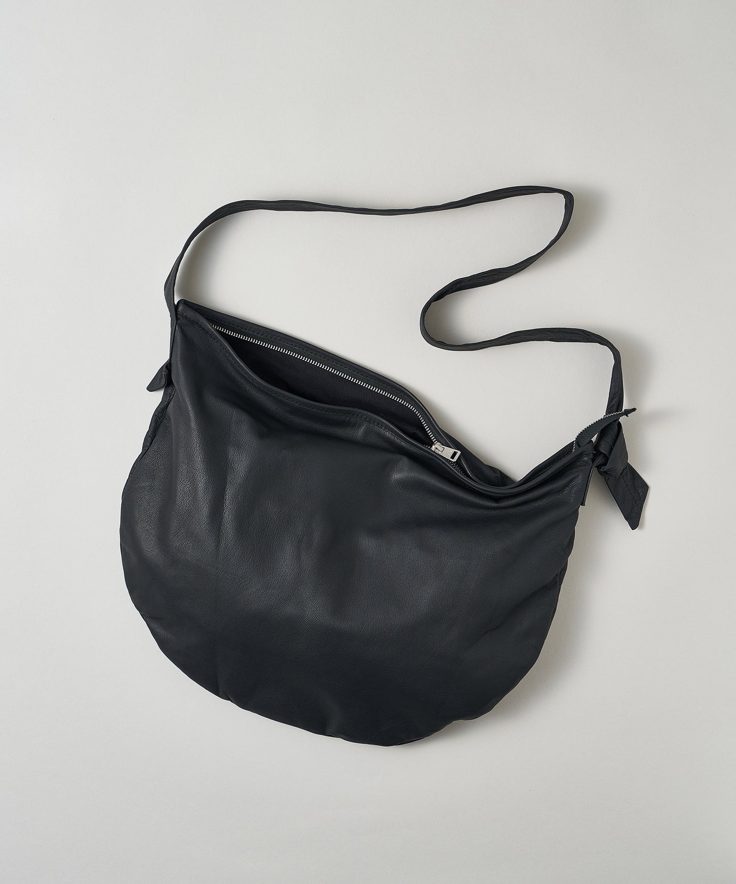 #11/ Zip circle shoulder M (black) / goatskin "BARE"