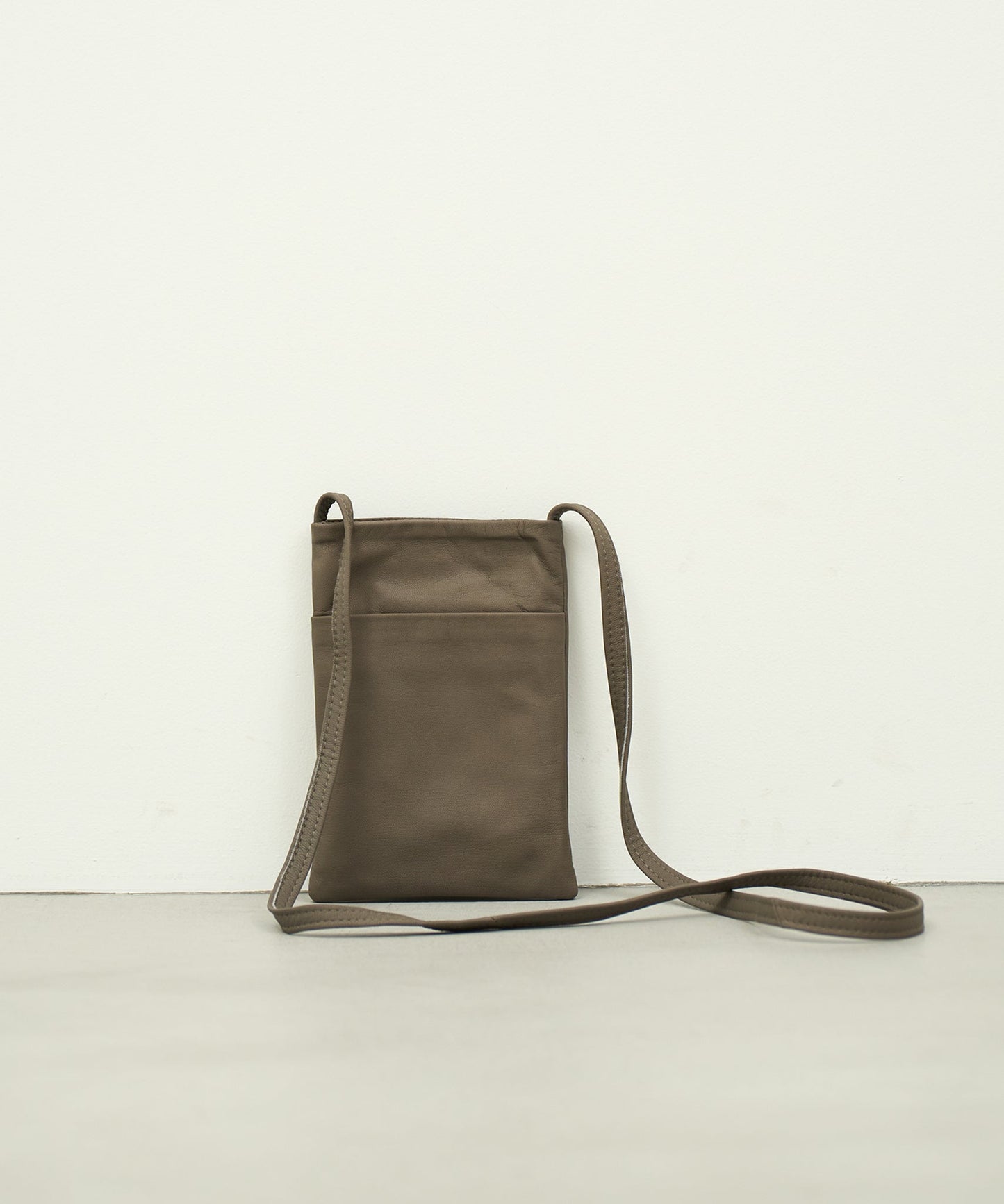 #11b / Mobile shoulder bag (greige) / goatskin "BARE"