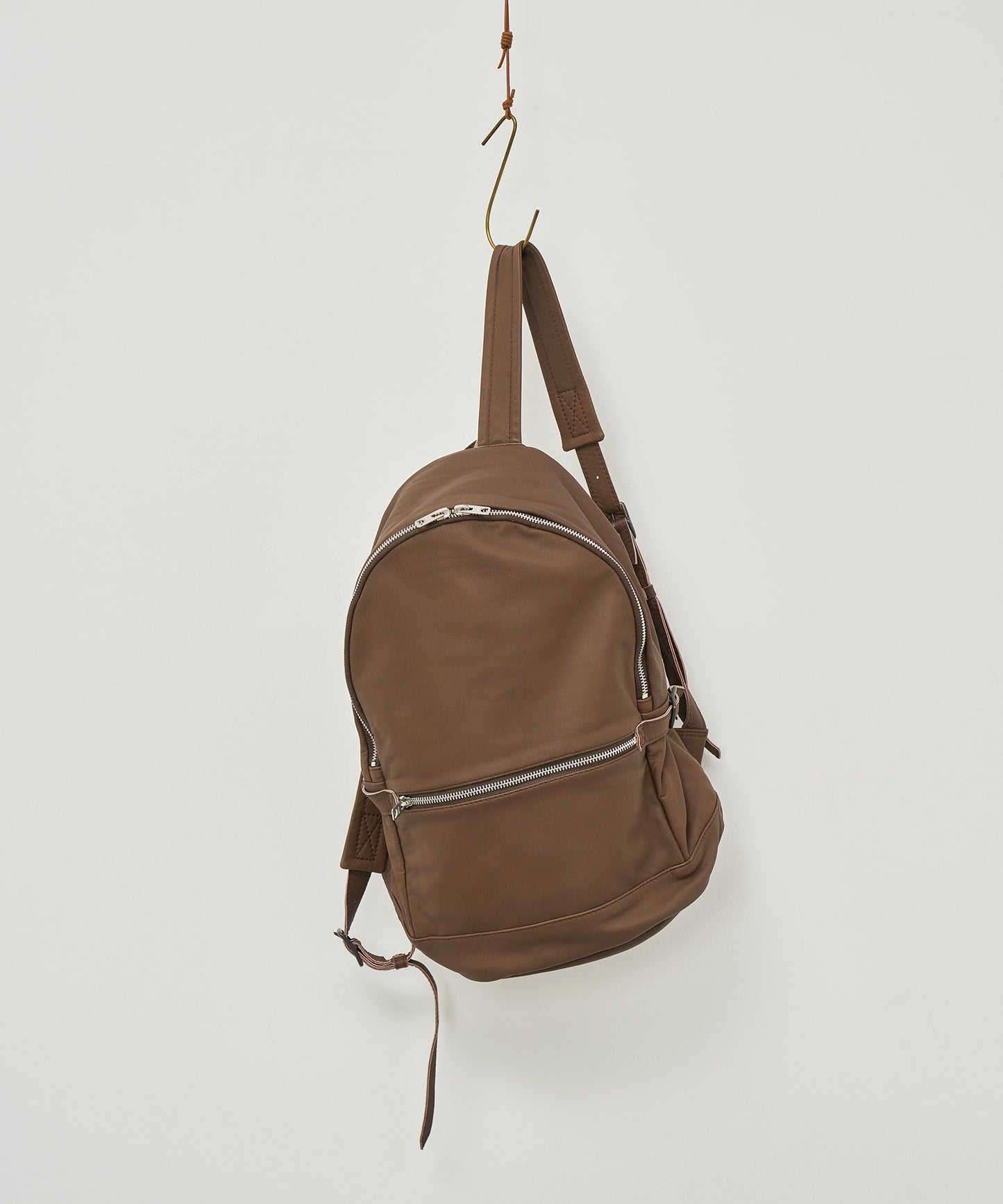 《REBAJAS 30%》Mochila de uso diario (oliva) / piel de cabra "BARE" 