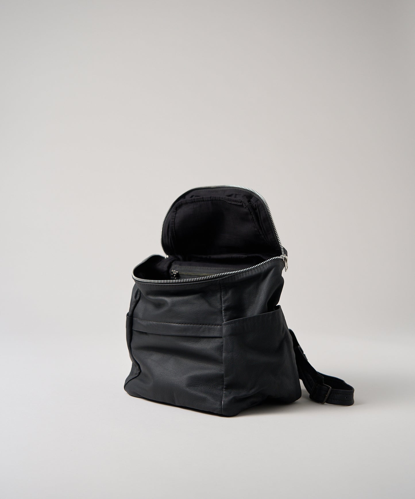 Box backpack（black）/ goatskin "BARE"