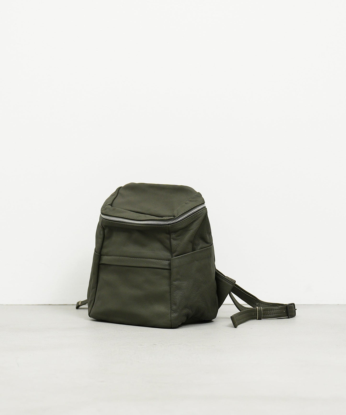 《SALE 20%》Box backpack（olive）/ goatskin "BARE"