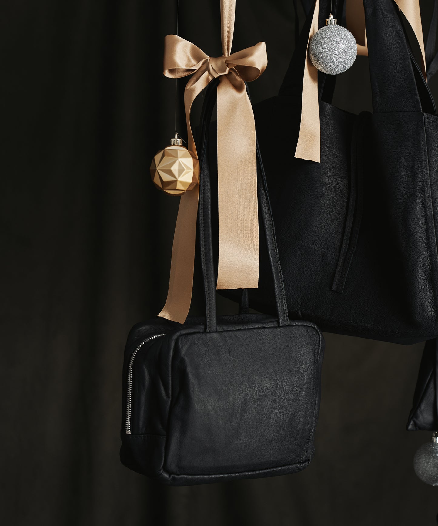 #11/ Slouchy Box Bag S（黑色）/ 山羊皮“BARE”