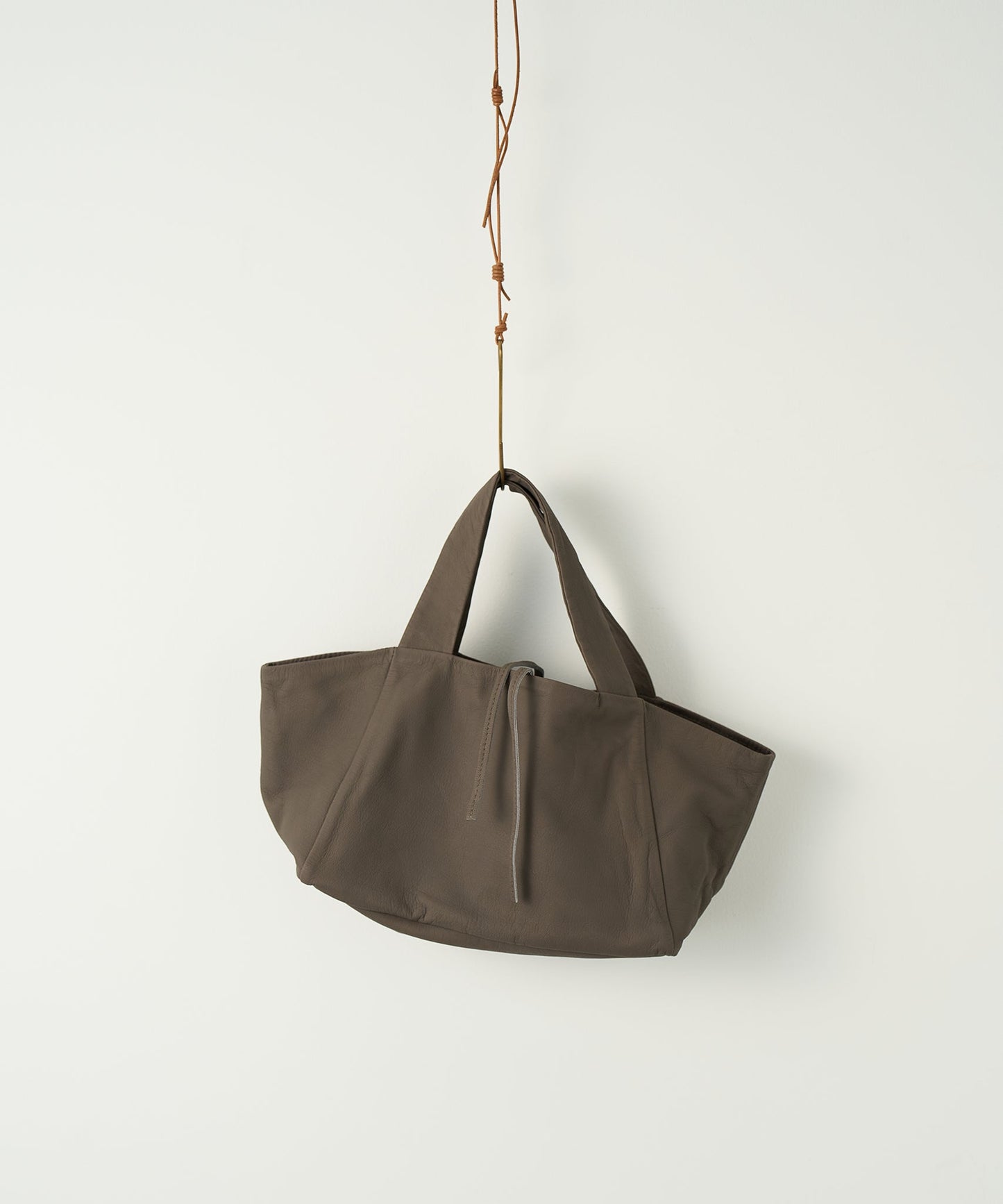 #11b / Dachs tote bag S (greige) / goatskin "BARE"