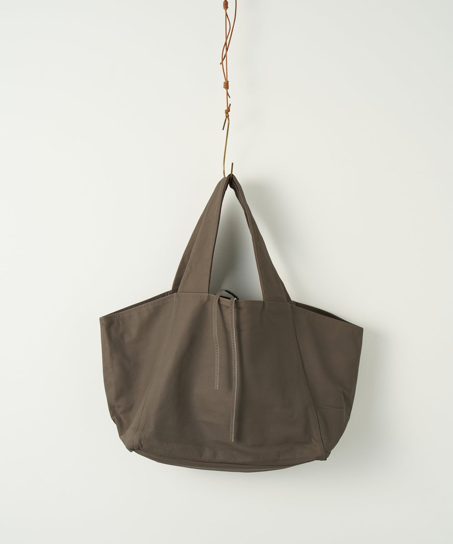 Bolso de mano Dachs M (gris) / piel de cabra "BARE" 