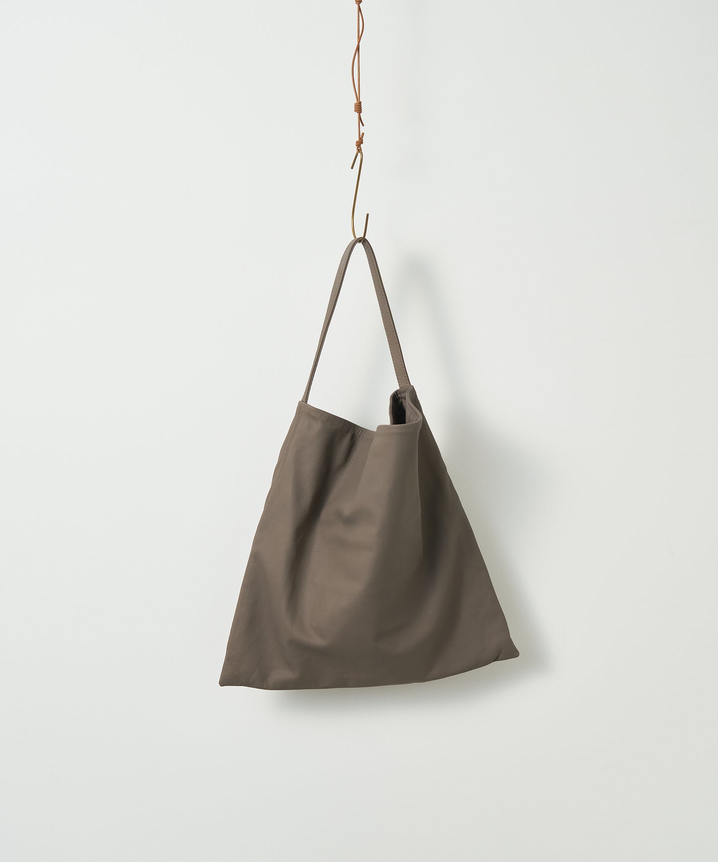 #11b / Basic square L (greige) / goatskin "BARE"