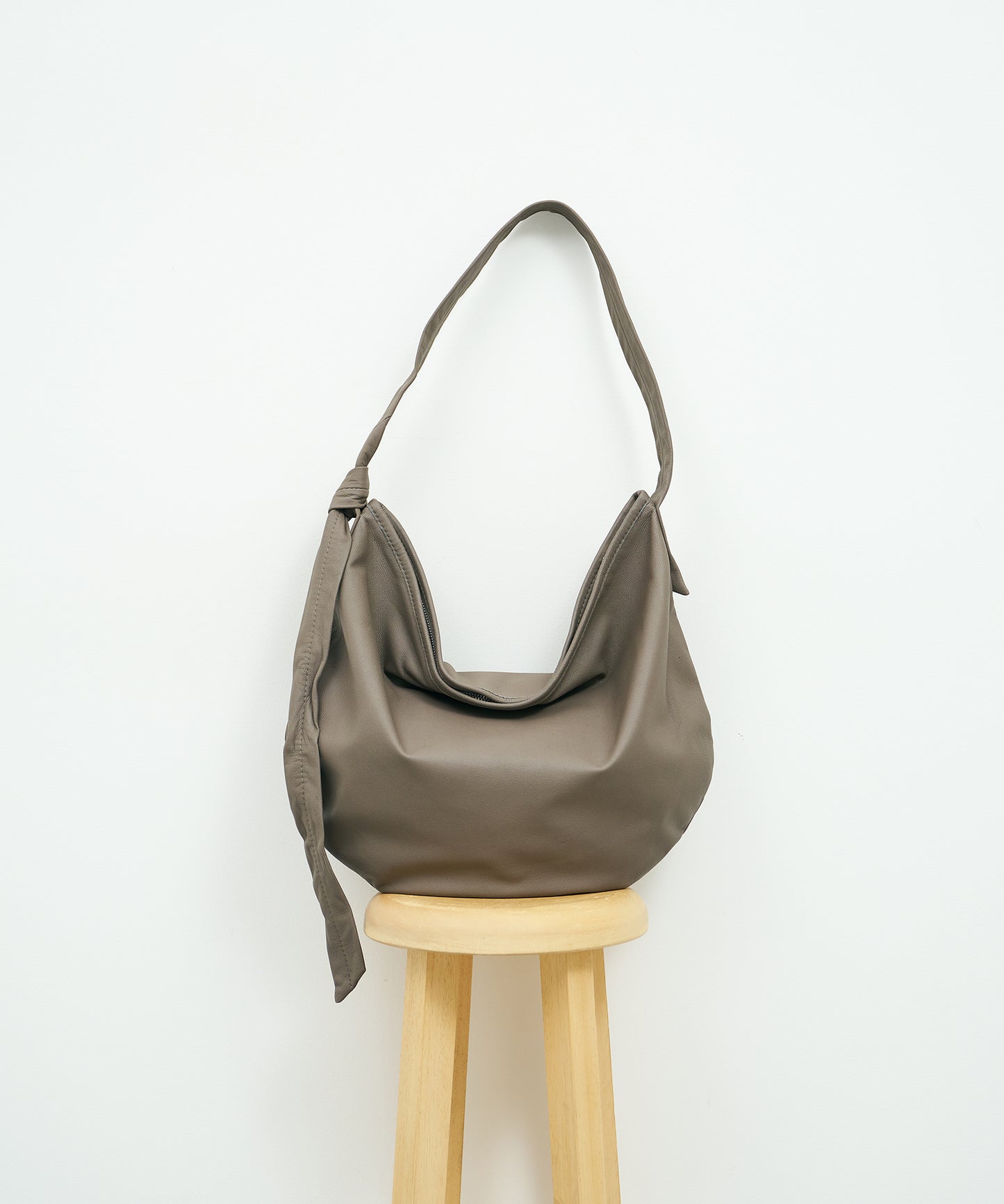 Zip circle shoulder bag M - Greige / goatskin Bare