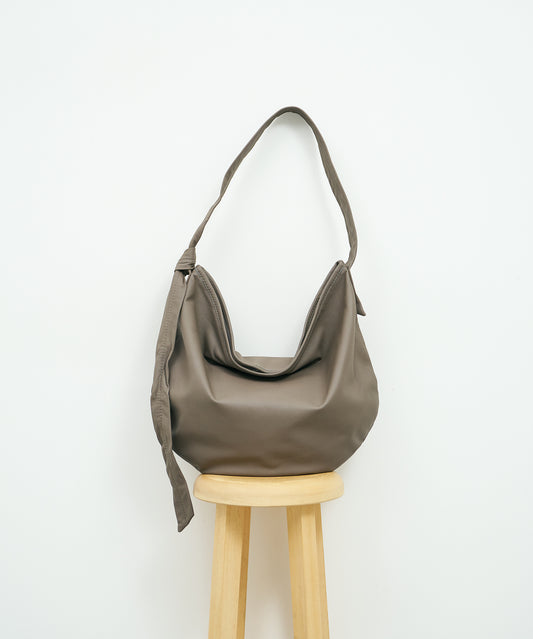Zip circle shoulder bag M - Greige / goatskin Bare