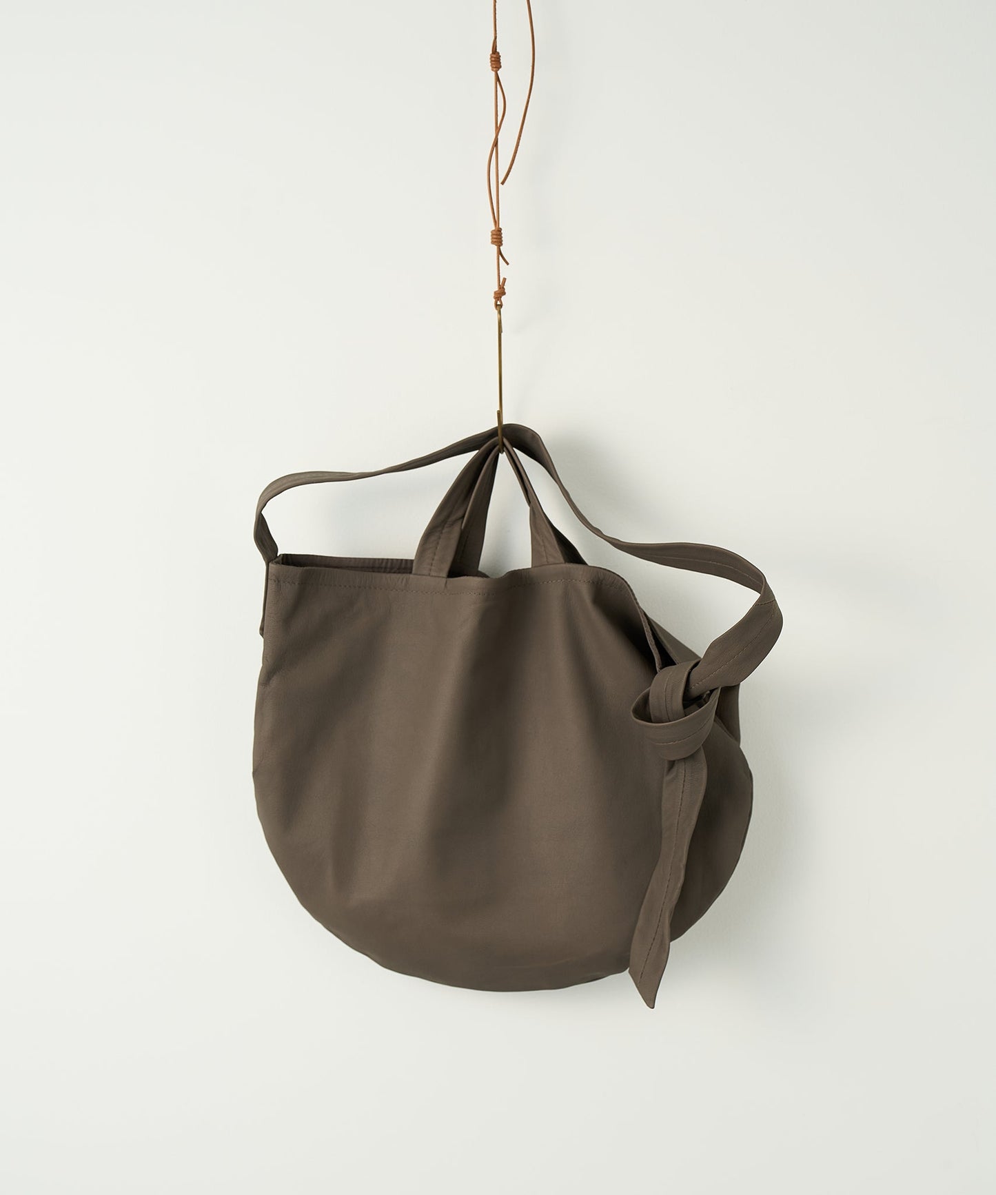 #11b / Circle shoulder bag (greige) / goatskin "BARE"