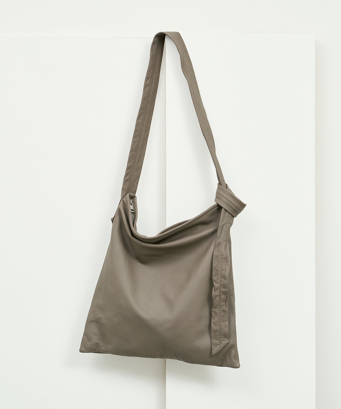 Zip square shoulder bag S - Greige / goatskin Bare