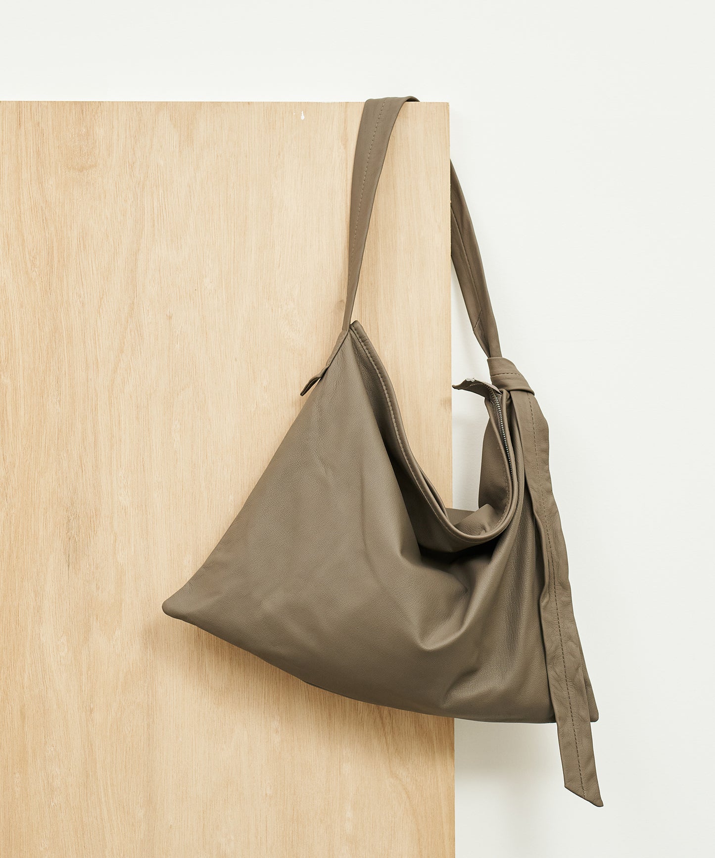 Zip square shoulder M - Greige / goatskin Bare