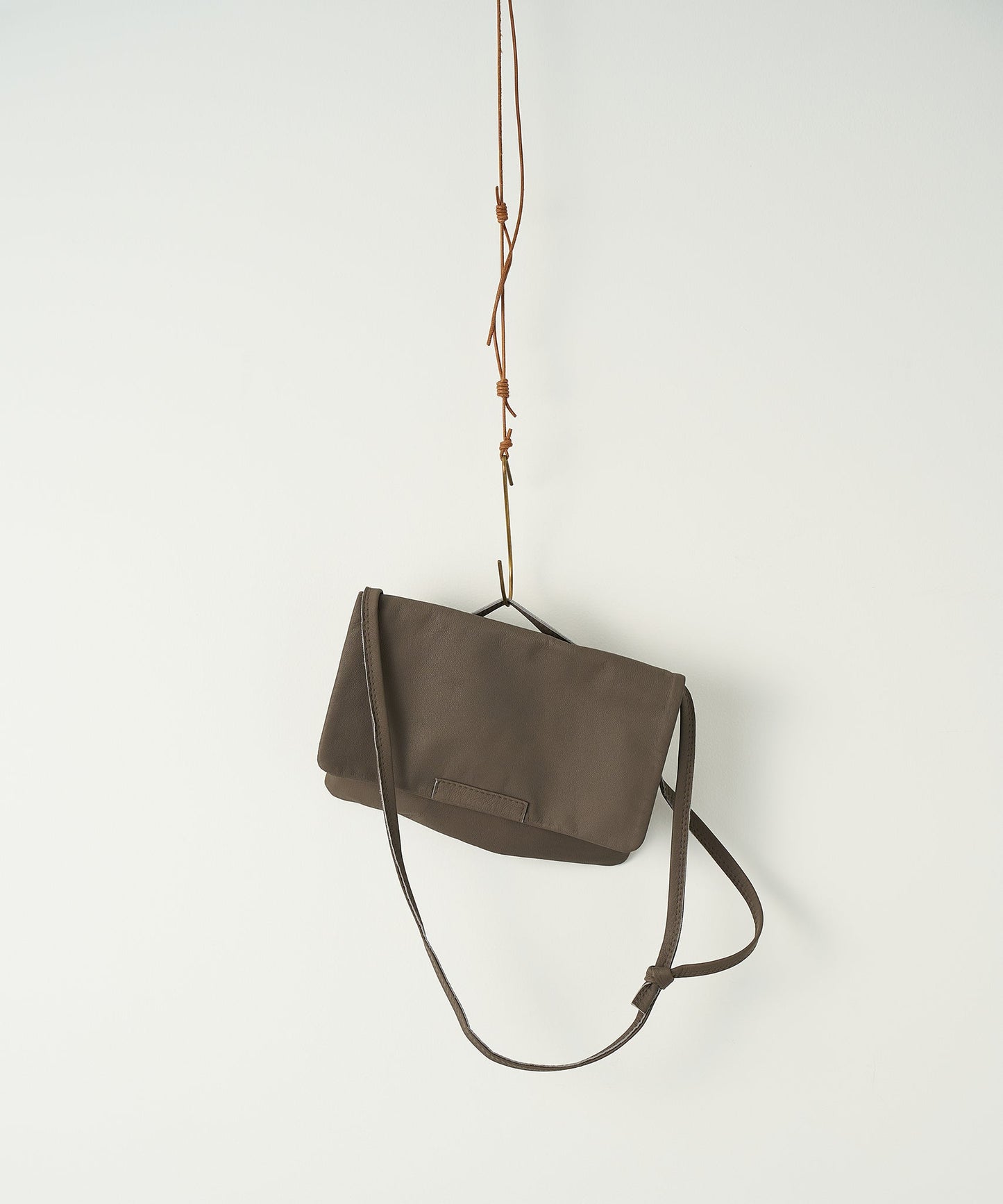 #11b / Clutch shoulder bag (greige) / goatskin "BARE"