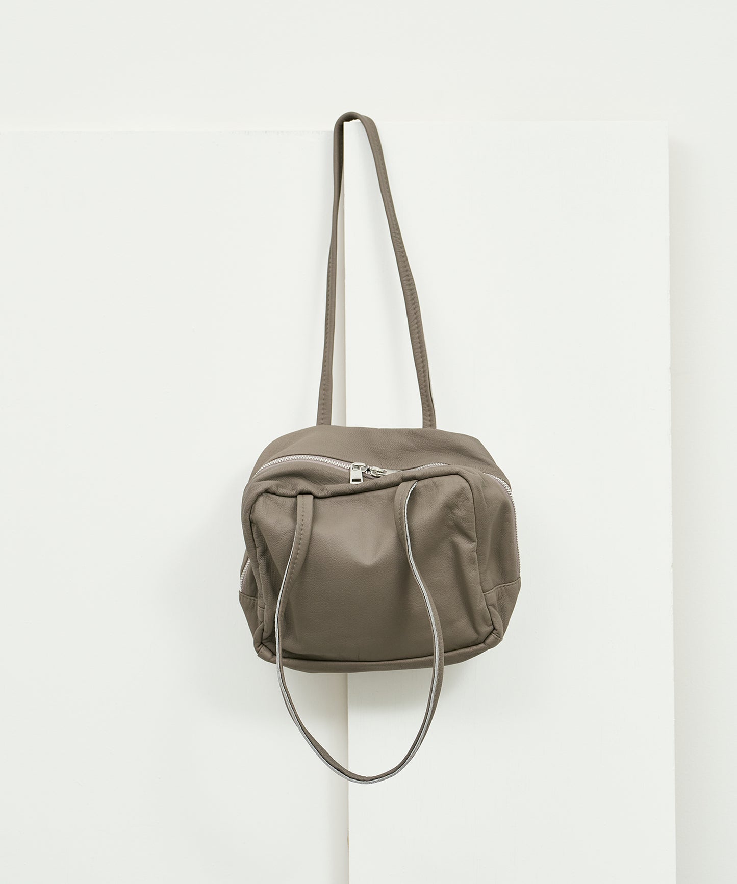 Slouchy Box Bag S - Greige / goatskin Bare
