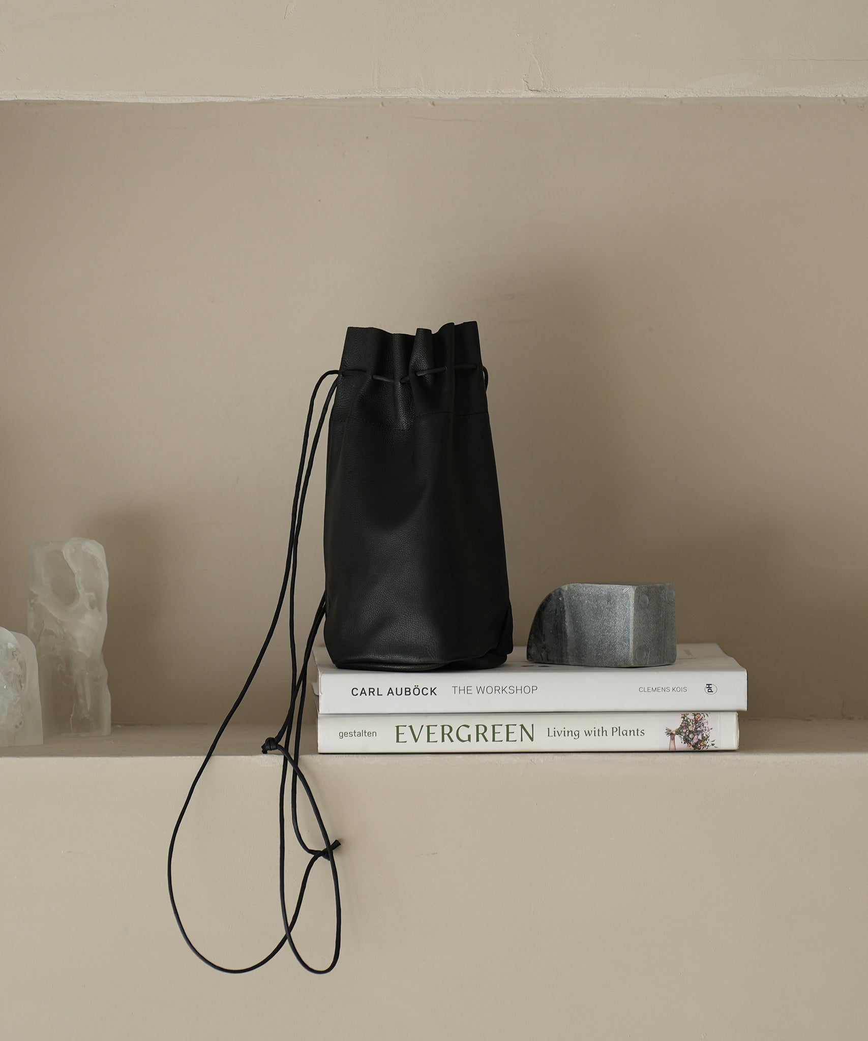 REN / Tokyo 】Lightweight and simple drawstring leather bag. – REN