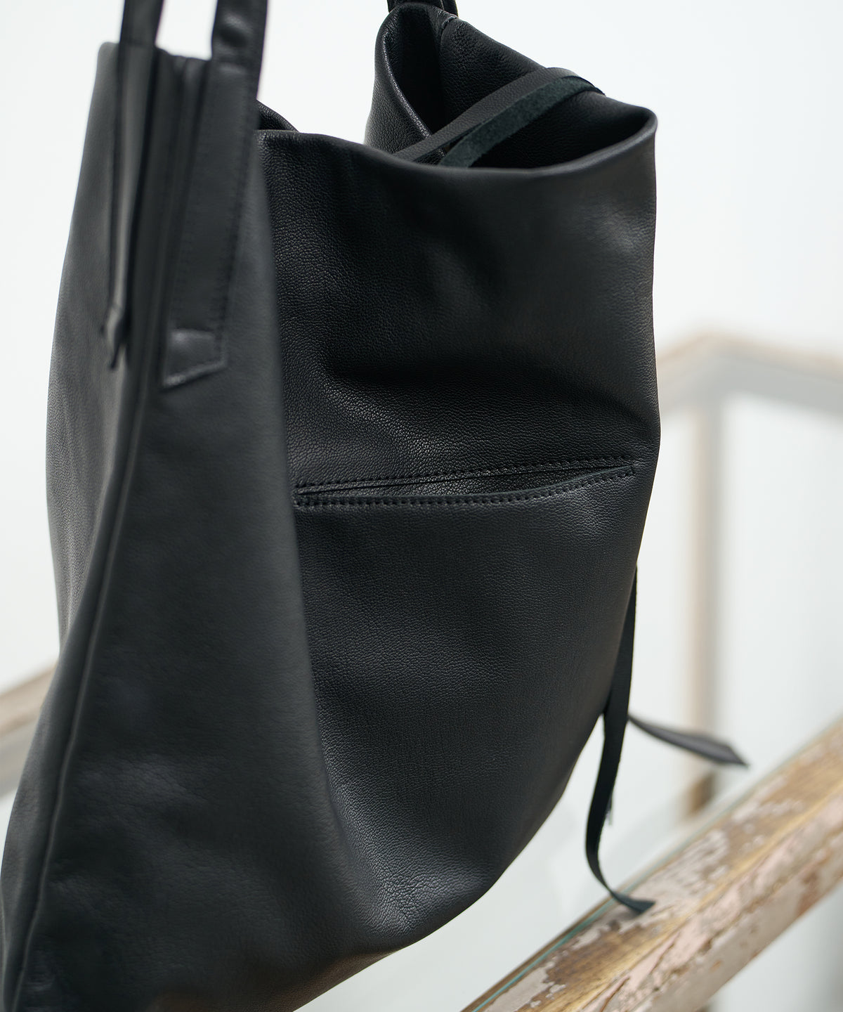 A discreet slit pocket on the front keeps the design clean and simple.