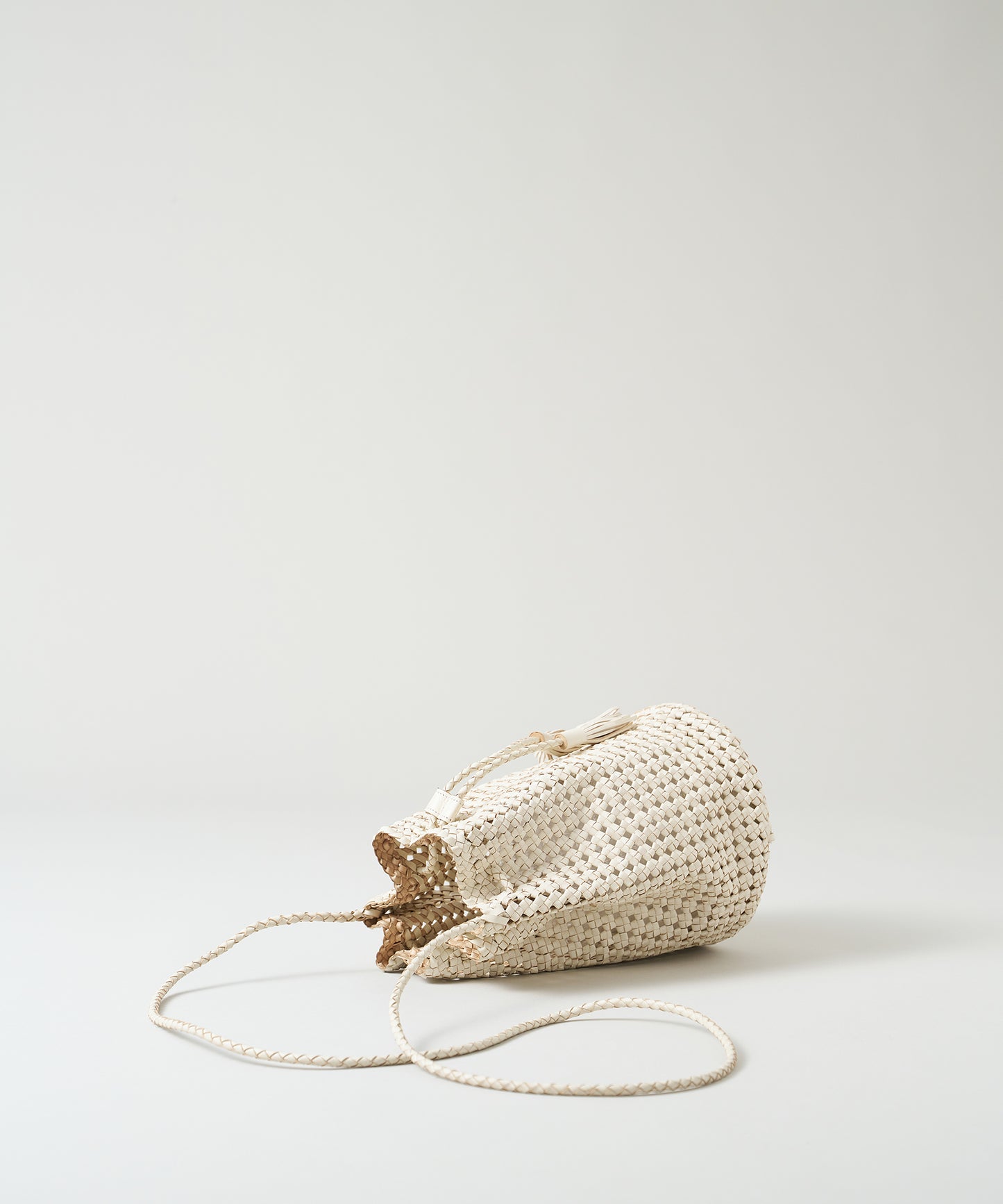 #16/ Tassel bottle shoulder (oatmeal) / goatskin "GOAT MESH "