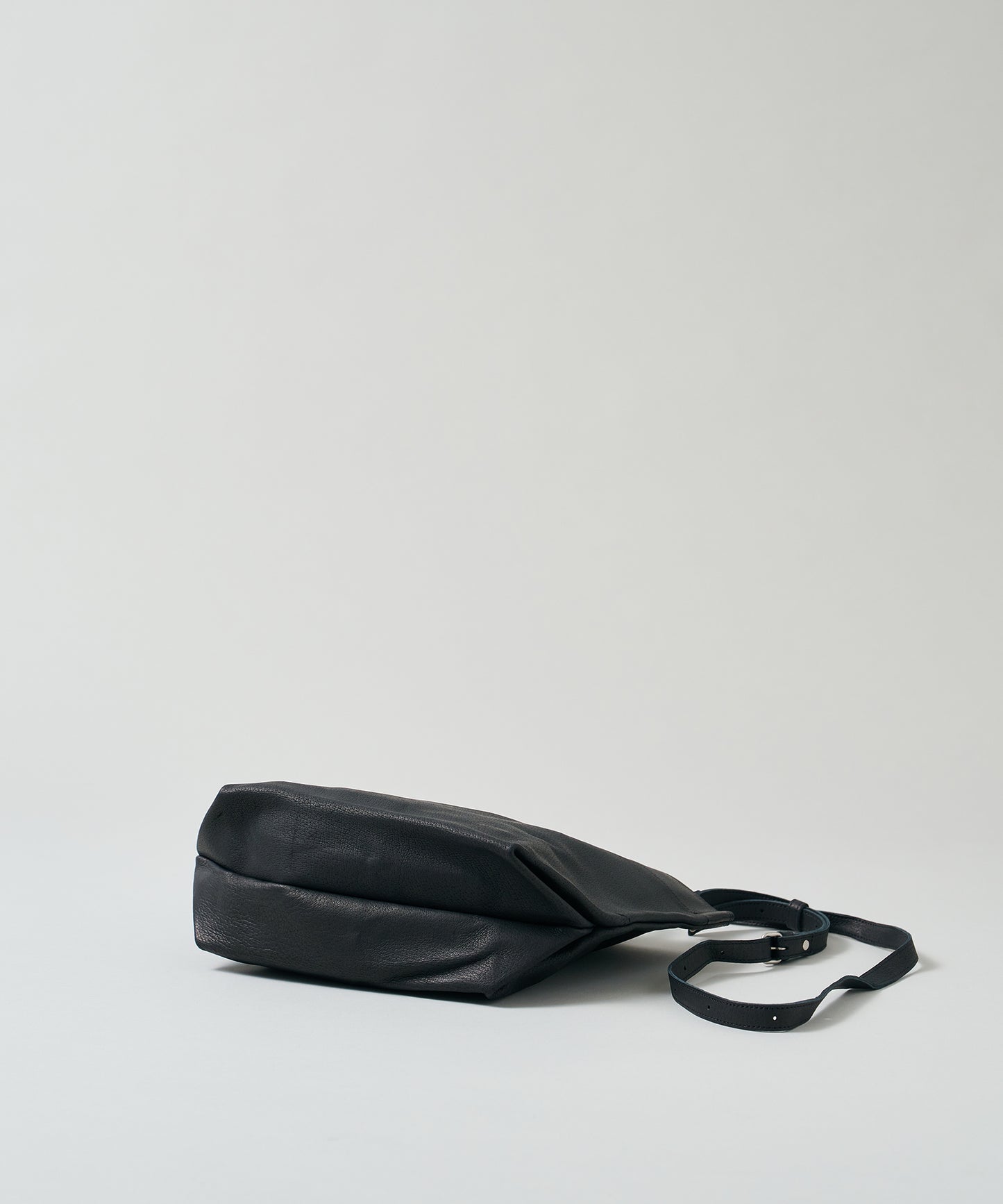 #30/ Lunch bag S_carry light (black) / pigskin "HALLIE"