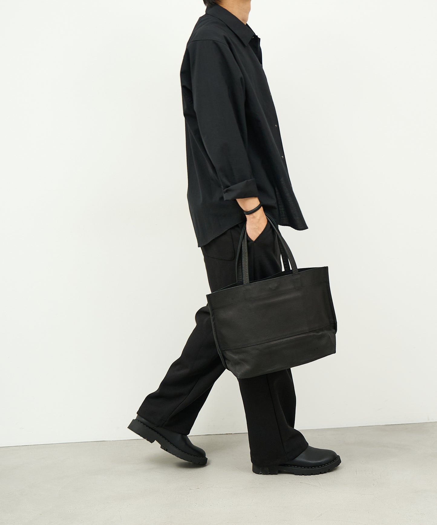 #30 / 宽版托特包 M / 猪皮“HALLIE”