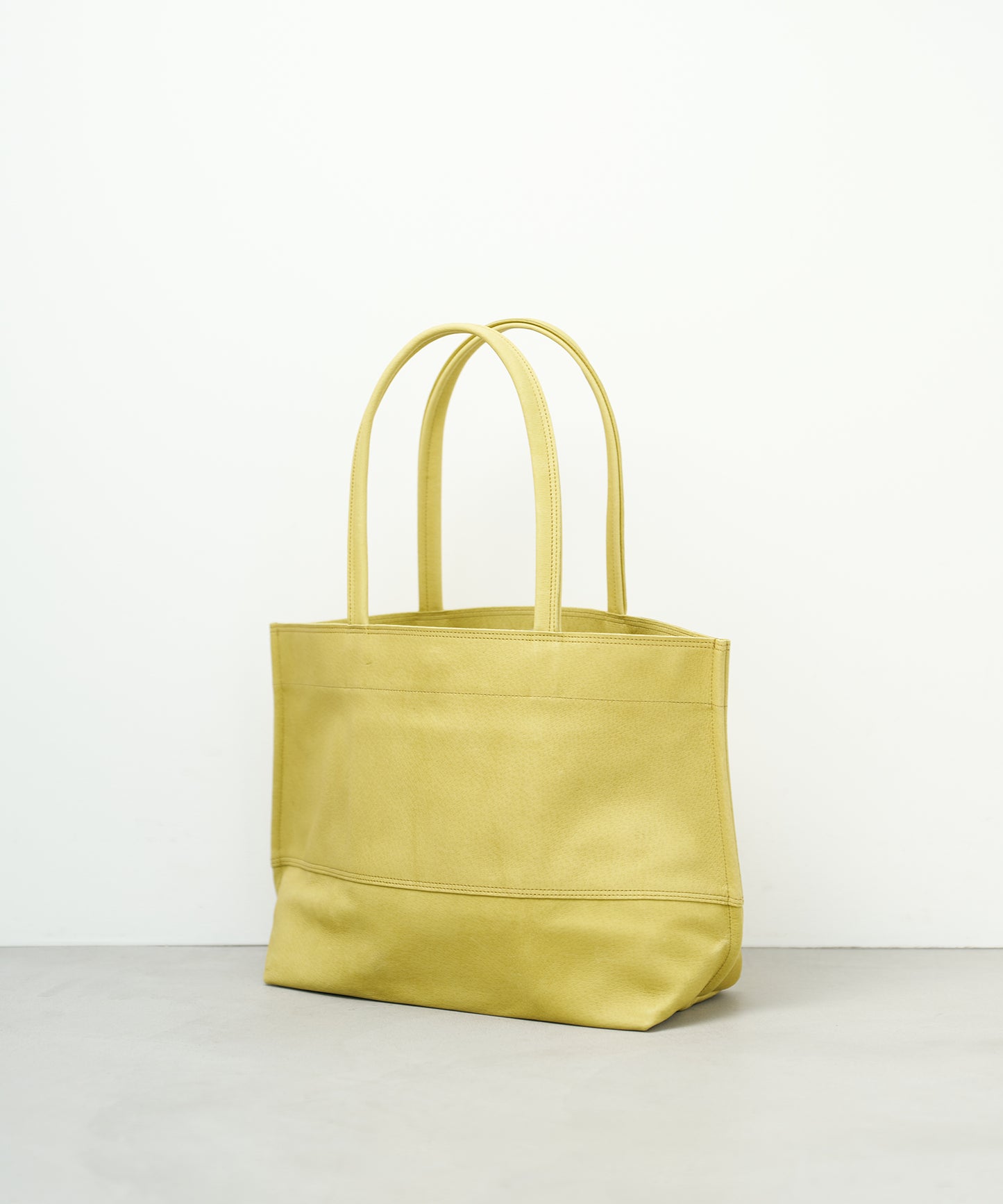 Wide tote bag M - pistachio yellow / pigskin Hallie