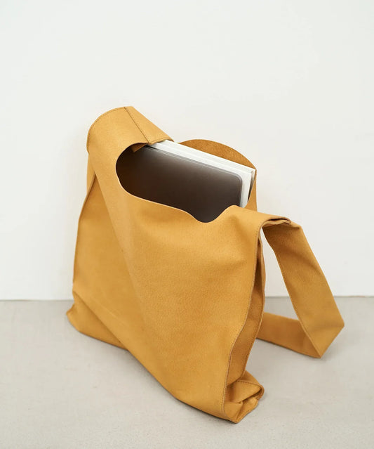 Reji-bukuro sling type (camel) / pigskin "HALLIE" - REN WEB SHOP