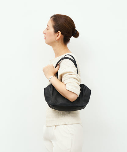 #30 / Square duffel bag XS (black) / pigskin "HALLIE"