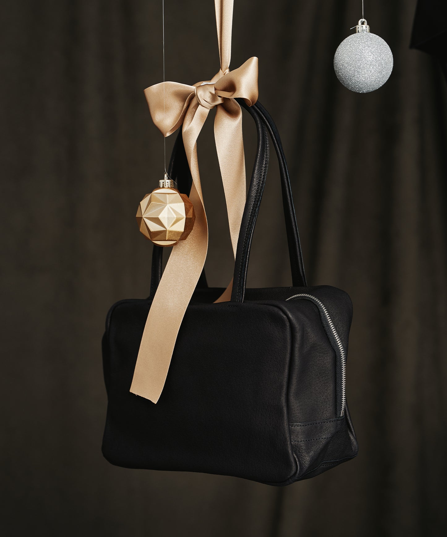 #30 / Square duffel bag XS (black) / pigskin "HALLIE"