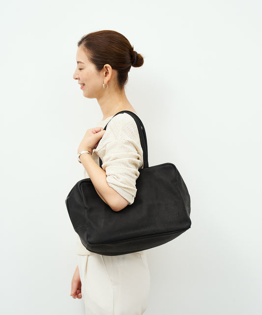 #30 / Square duffel bag M (black) / pigskin "HALLIE"
