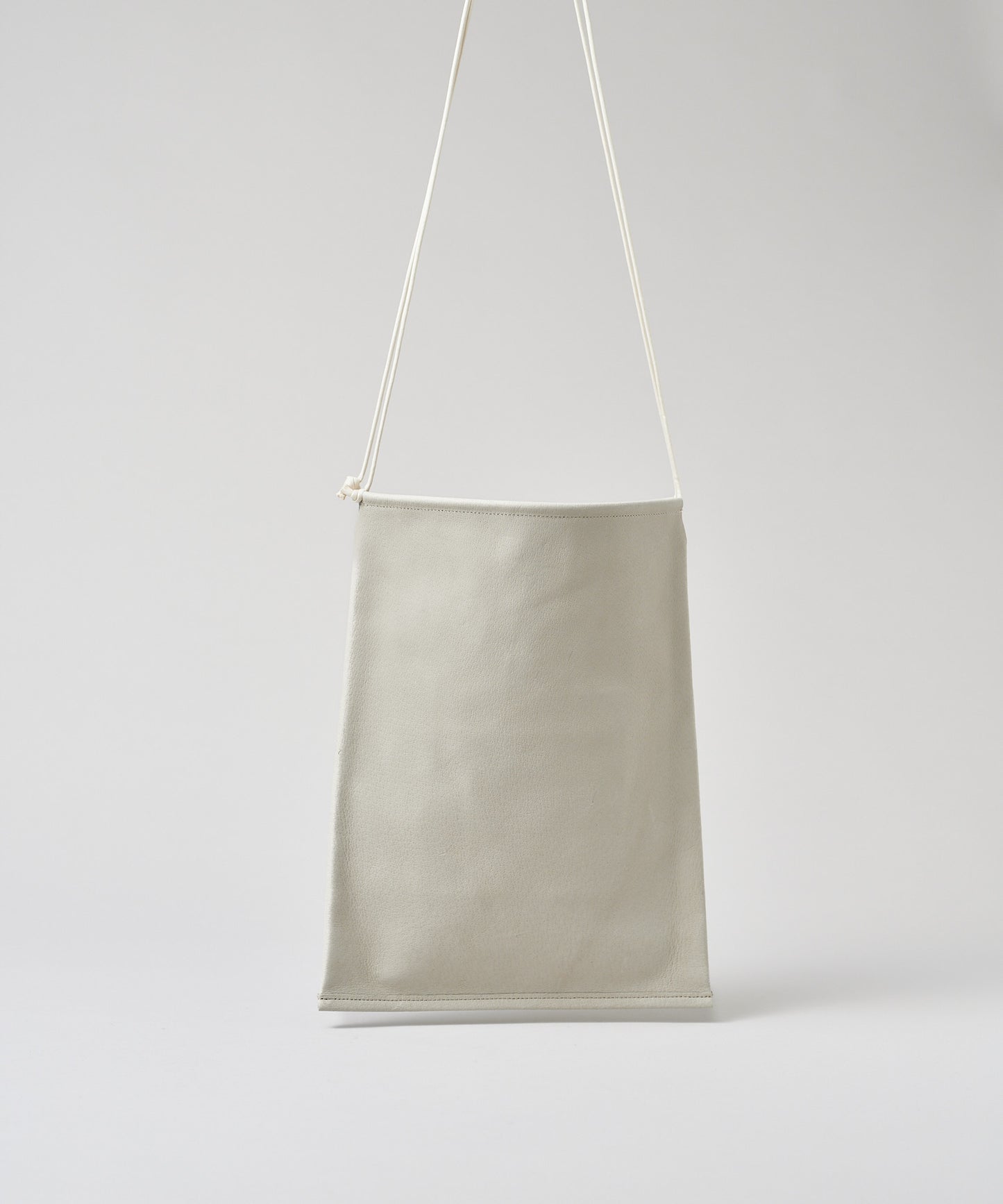 #30/ 扁平单肩包 (燕麦色) / 猪皮“HALLIE”