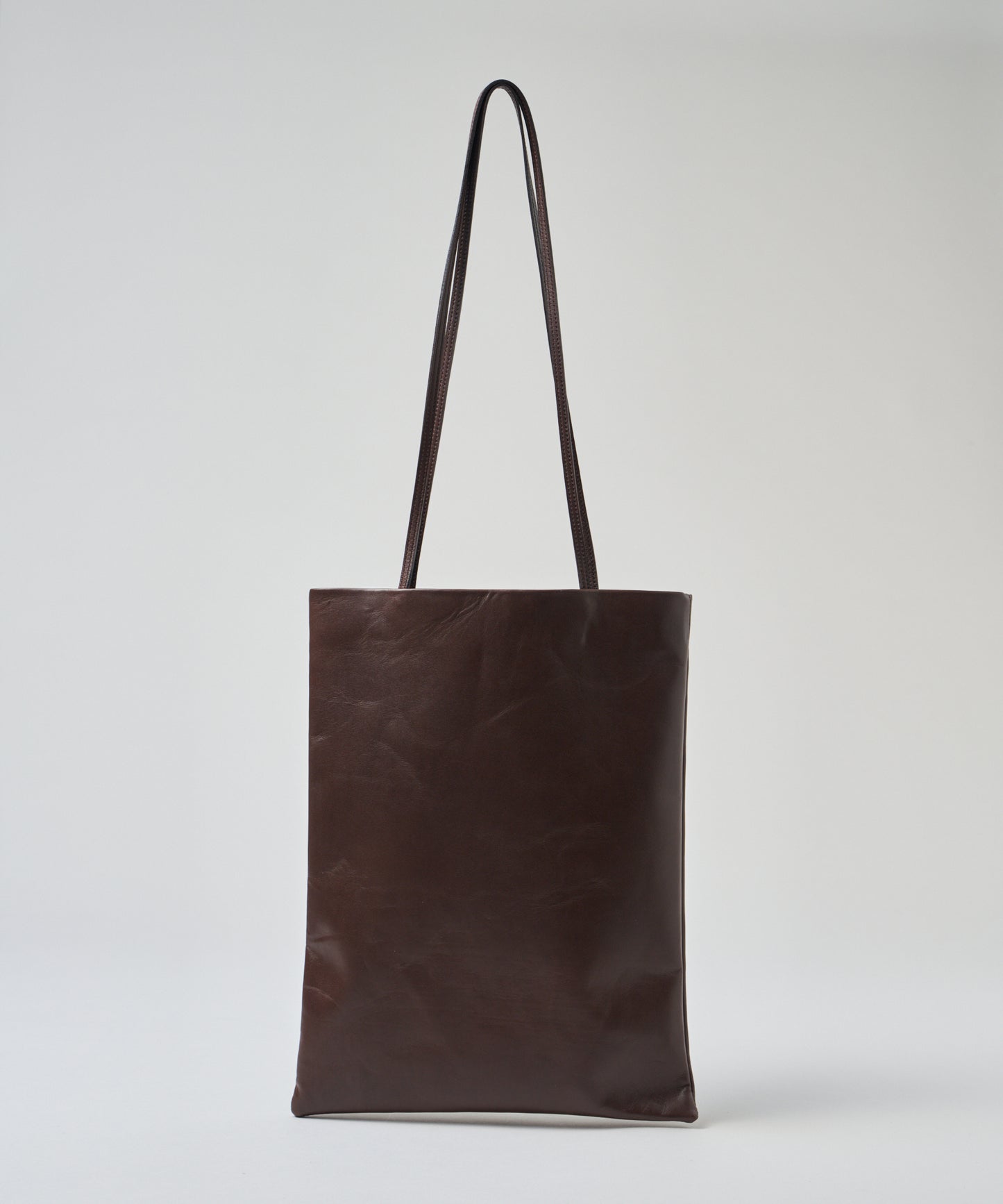 #45/ 旗帜手提袋（苦棕色）/ 牛皮“APERTO”