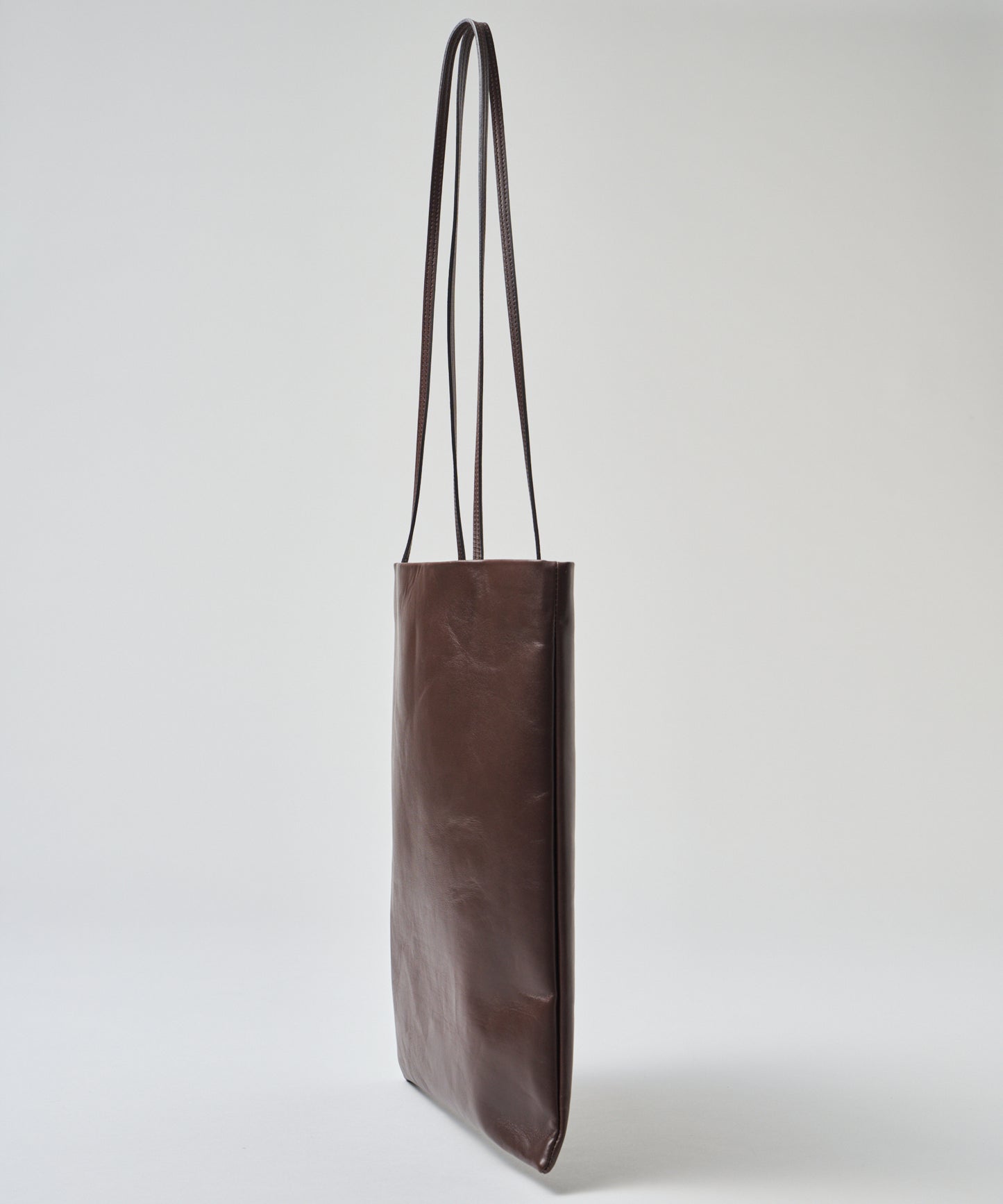 #45/ 旗帜手提袋（苦棕色）/ 牛皮“APERTO”