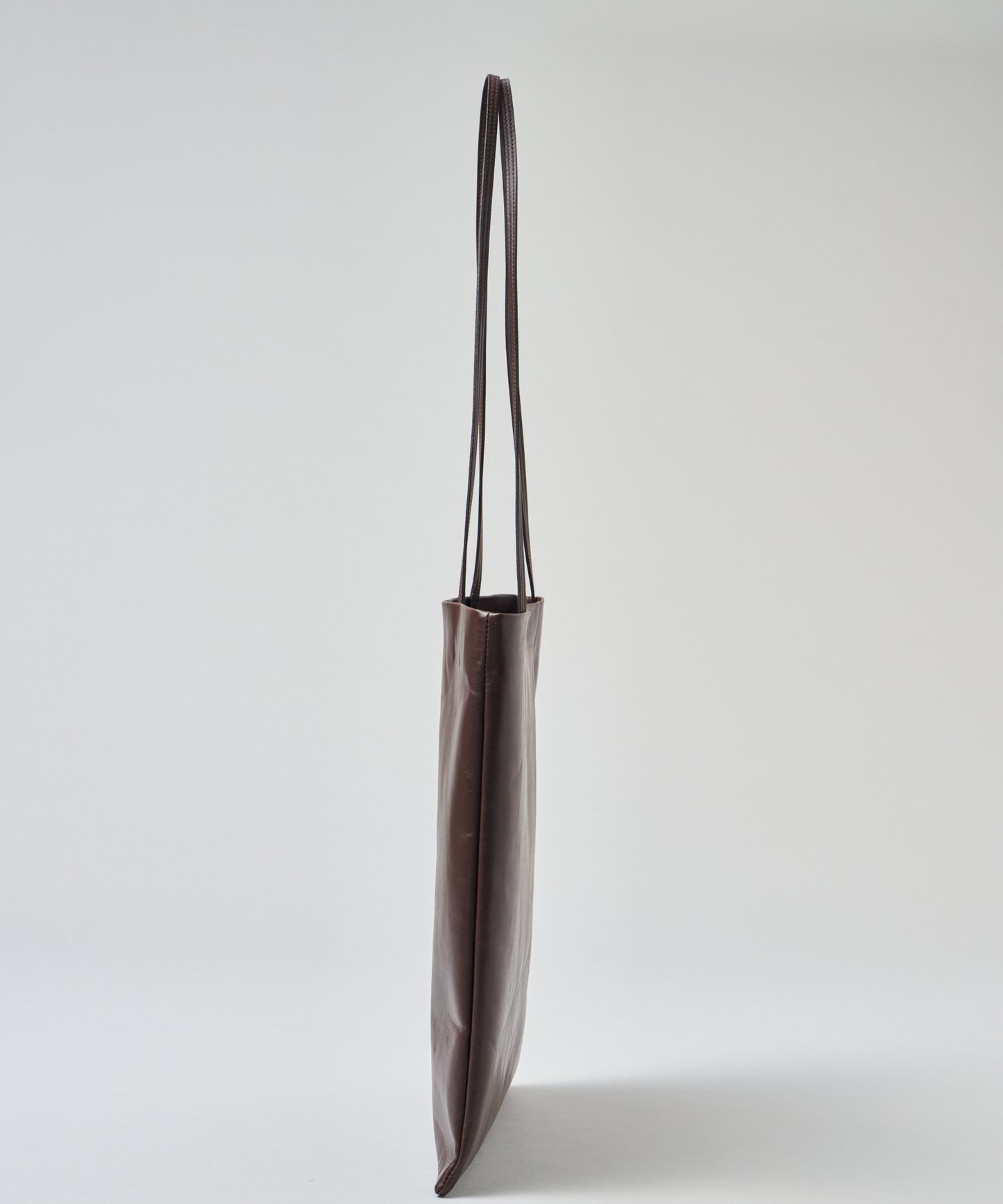 #45/ 旗帜手提袋（苦棕色）/ 牛皮“APERTO”