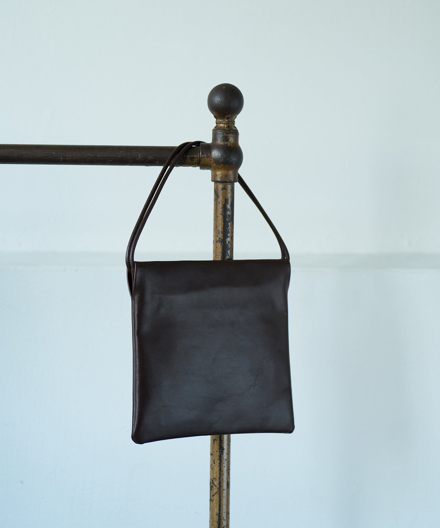 #45/ Float mini tote (黑色) / 牛皮 "APERTO" 