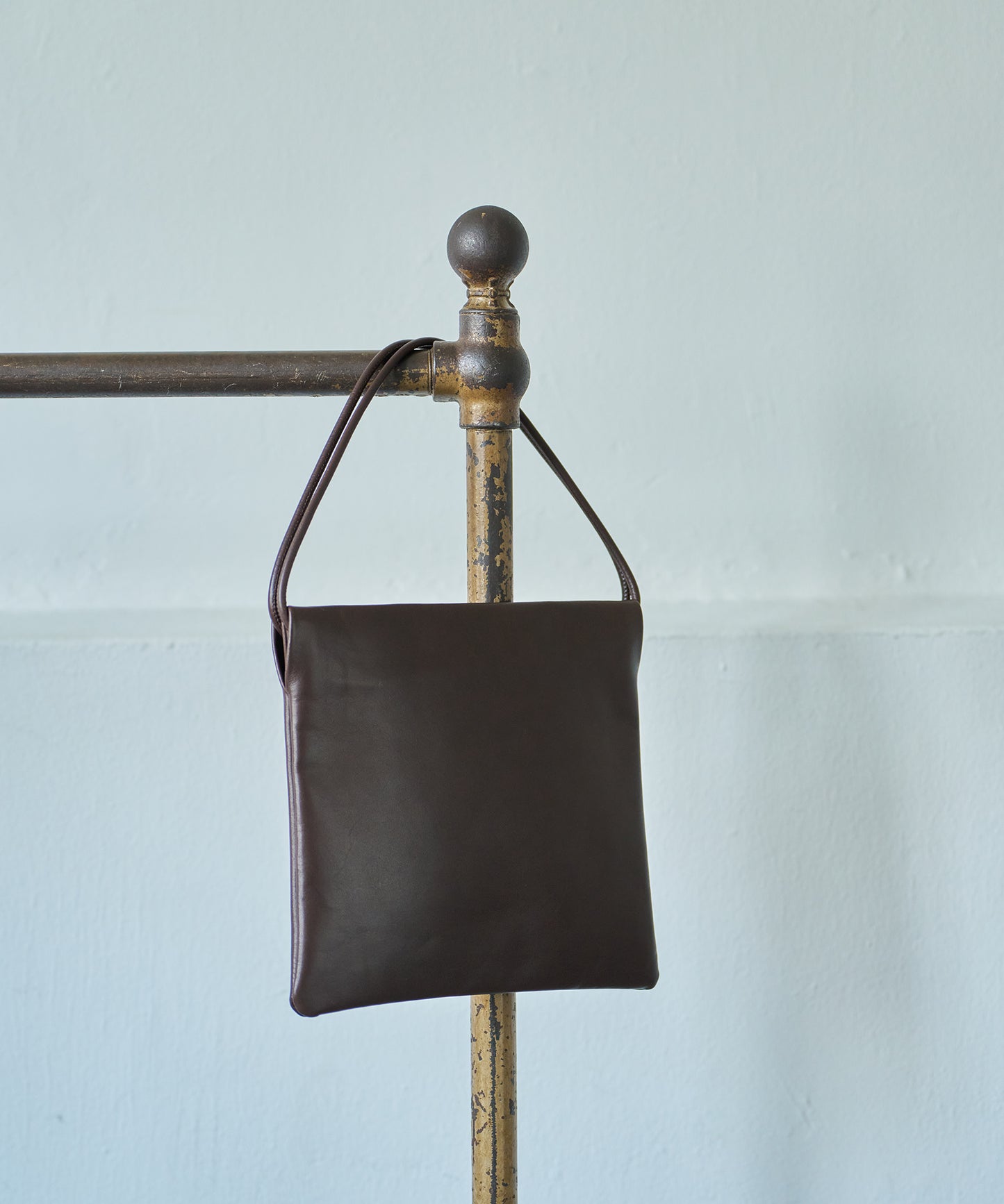 #45/ Float mini tote (苦棕) / 牛皮 "APERTO" 