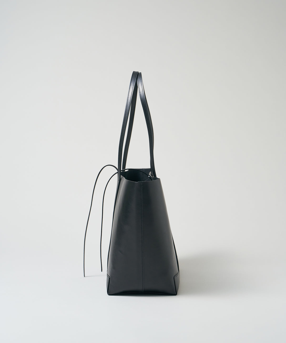 《Limited 5%》Trim Tote - Black / cowhide Aperto
