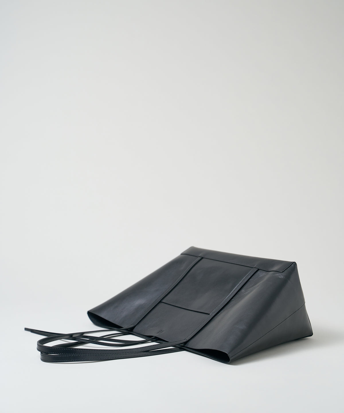 《Limited 5%》Trim Tote - Black / cowhide Aperto