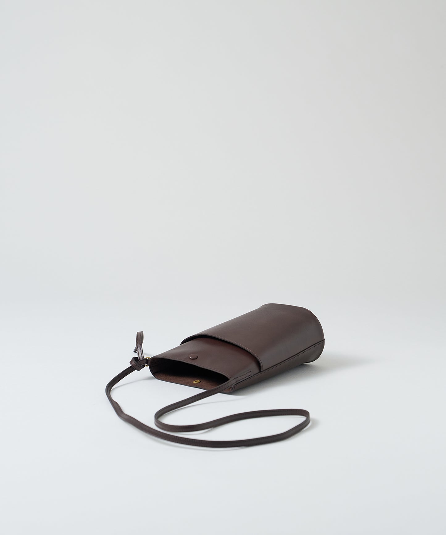 #45/ Sleek path XS（苦棕色）/ 牛皮“APERTO”